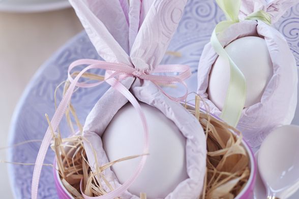 Uskrsni zeko napravljen od jajeta i salvete - 5