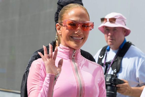 Jennifer Lopez na F1 stazi u Saudijskoj Arabiji 2025. - 3