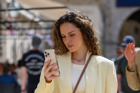 Šetnja Stradunom u bijeloj suknji