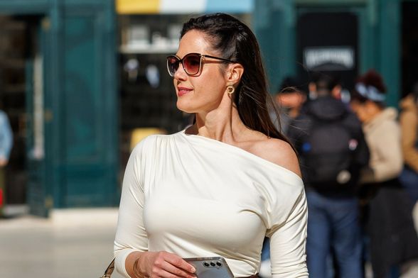 Dama sa splitske špice u popularnoj suknji