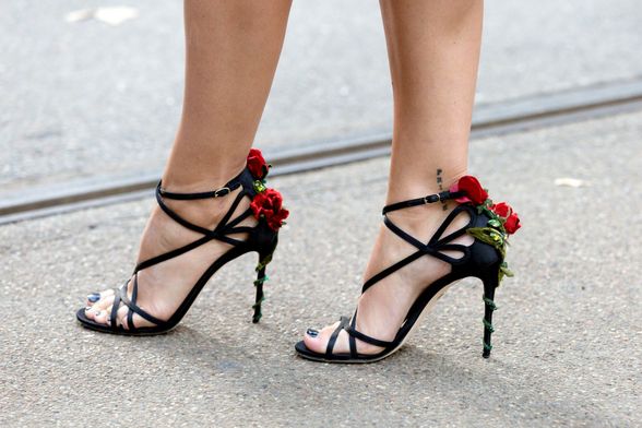 Štikle s cvjetnim aplikacijama