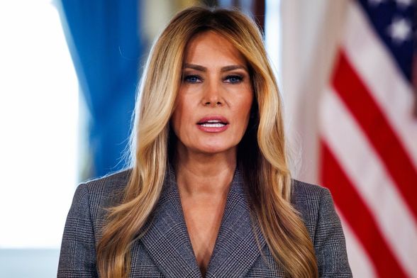 Melania Trump u Pradinu odijelu u Bijeloj kući 2026. - 1