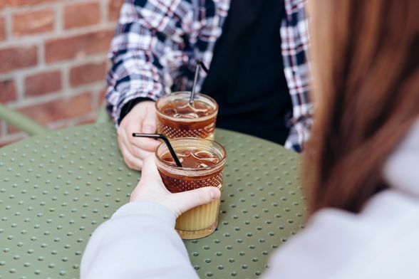 Žena i muškarac na dejtu
