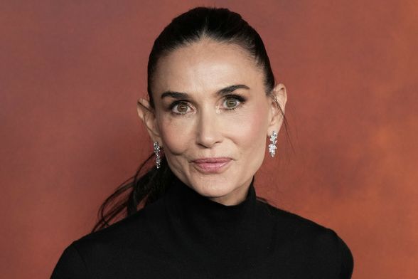 Demi Moore u suknji brenda Carolina Herrera na premijeri Landmana 2026. - 3