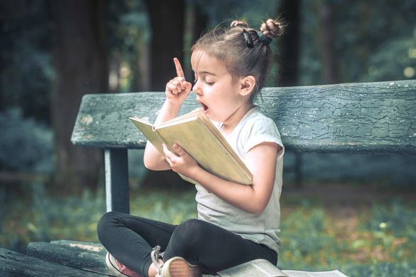 Djevojčica s knjigom