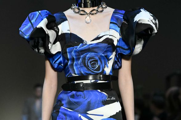 Najveći jesenski trend: crne haljine sa cvjetnim uzorkom