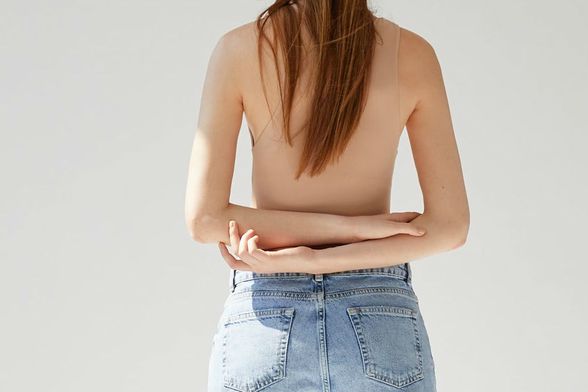 Bodi u boji kože može se kombinirati s trapericama i suknjama