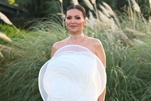 3D cvjetne aplikacije na haljini Nine Badrić