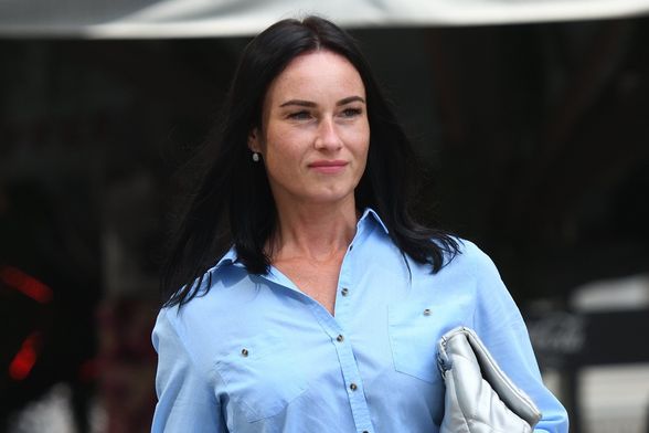 Crnokosa dama u Guessovim sandalama na zagrebačkoj špici - 3