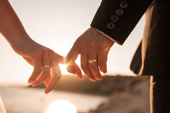 Par se drži za ruke