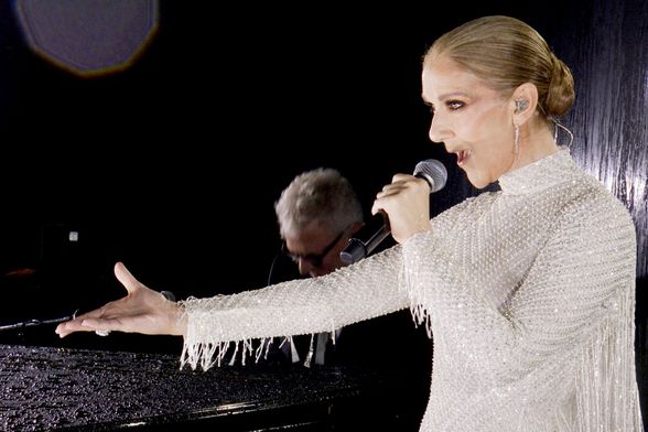 Celine Dion na Eiffelovu tornju tijekom ceremonije otvaranja Olimpijskih igara u Parizu