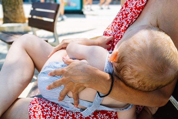 Majka doji u javnosti