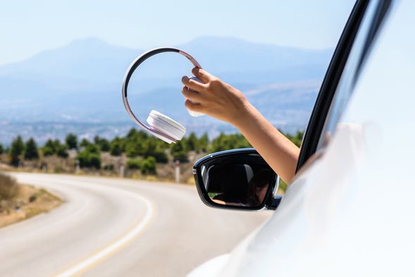 Žena sluša pjesme u vožnji