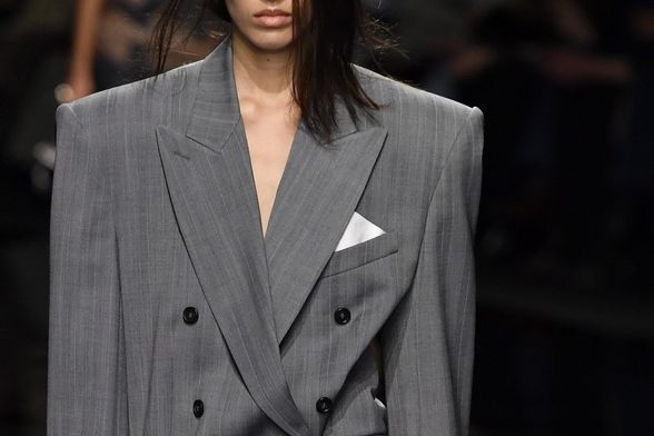 Sivi sako predimenzioniranih ramena bit će hit jeseni