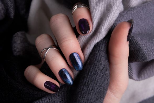 Tamnoplave manikure