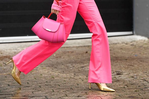 Neonska nijansa ružičaste u street style izdanju s Tjedna mode