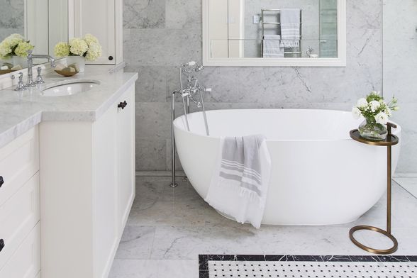 Za zid u kupaonici bolje su keramičke pločice, a za pod porculanske pločice