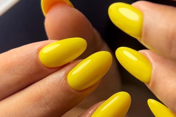 Žute manikure sjajno idu uz ljetno sunce