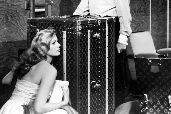 Anita Ekberg u filmu Paris Holiday s Louis Vuitton kovčezima