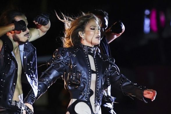 Jennifer Lopez u izdanju koje podsjeća na kultni Cherin kostim