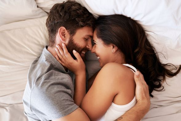 Žena i muškarac u krevetu
