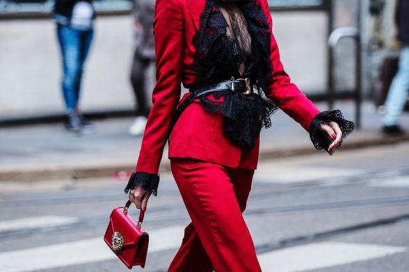 Kombinacija crvene i crne boje savršena je za vatrene lavice