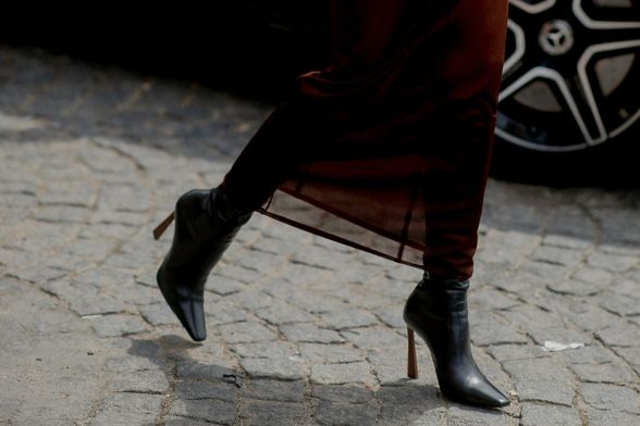 Smeđa haljina bit će hit jeseni 2025.