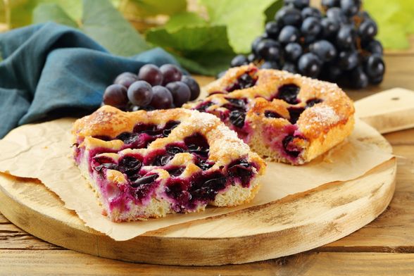 Biskvitni kolač s grožđem