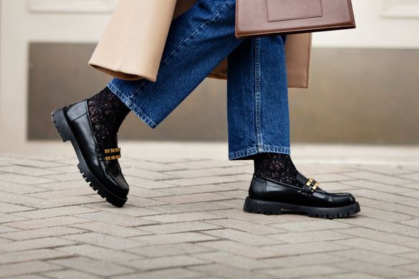 Crne mokasine jedan su od jesenskih modnih aduta