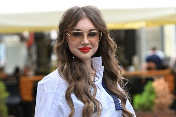 Ulična moda brineta iz Zagreba s torbom za plažu od rafije brenda Jacquemus - 2