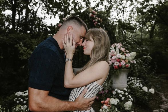 Taylor Swift i Travis Kelce su zaručeni