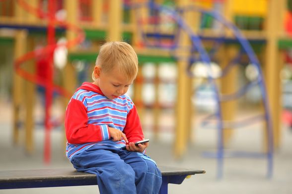 Dijete na mobitelu