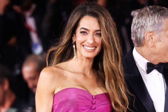 Amal Clooney na crvenom tepihu u Veneciji 2025. - 3