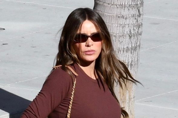 Sofia Vergara u širokim trapericama - 3