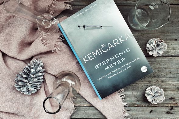 Knjiga 'Kemičarka' autorice Stephenie Meyer