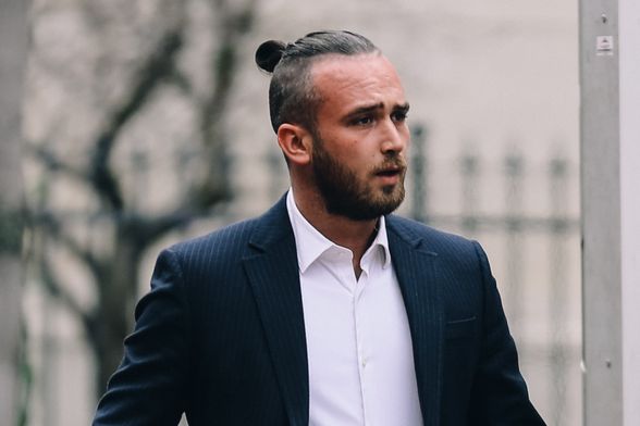 Muškarac s buketom u ruci