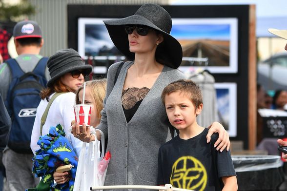 Angelina Jolie s djecom na buvljaku - 5