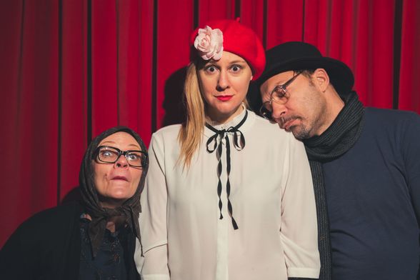 U predstavi glume Ana-Marija Vrdoljak, Natalija Đorđević i Ranko Zidarić