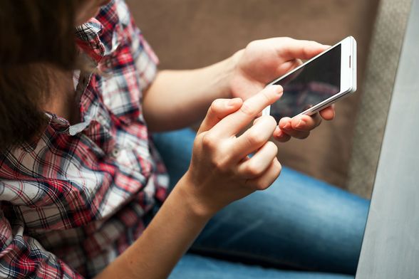 Žena pretražuje na internetu