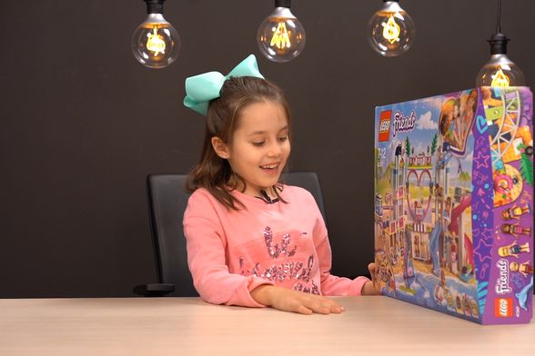 Sara slaže LEGO Friends Heartlake odmaralište