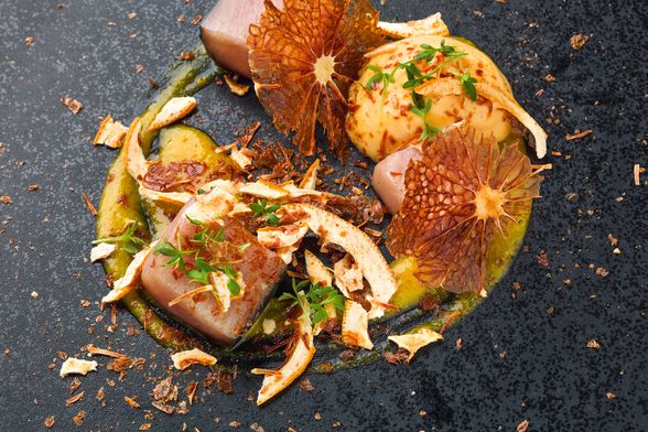 Poširana palamida, maslinovo ulje, začinsko bilje i grejp