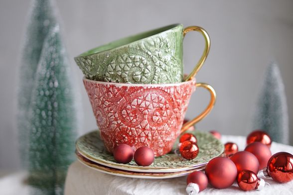 Odeata šalice u zelenoj i crvenoj boji inspirirane božićnim duhom