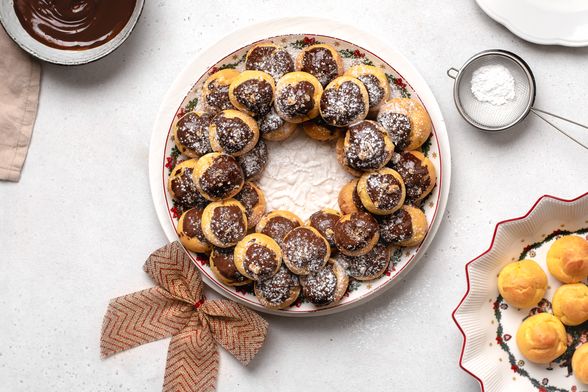 Predivan vjenčić od profiterola punjenih kremom od vanilije koji je šteta pojesti - 9