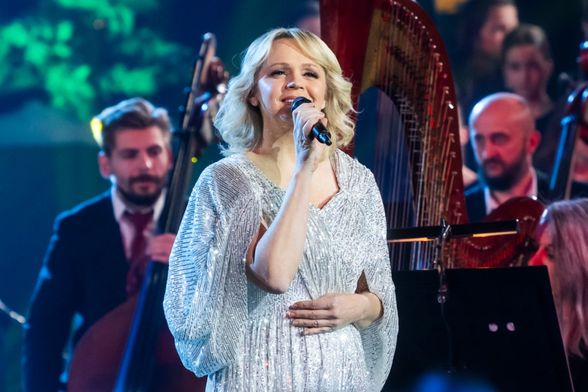 Tajči u srebrnoj haljini na Božićnom koncertu u Ciboni