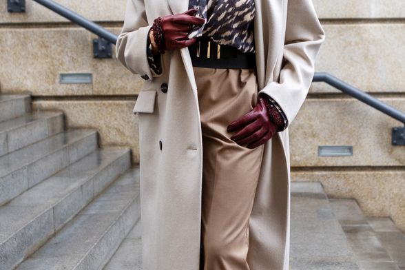 Žena u elegantnim hlačama