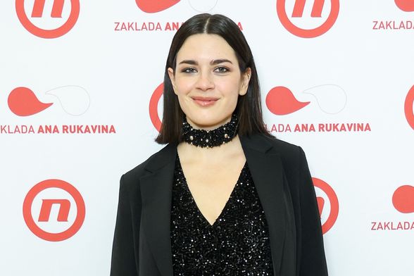 Mia Dimšić na humanitarnom kocentru Želim život