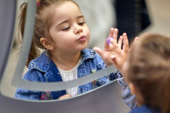 Djevojčica se gleda u ogledalo