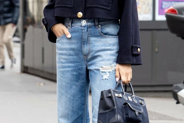 Odjevni komadi s gumbima zlatne boje izgledaju skuplje