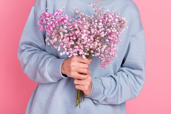 Žena drži cvijeće