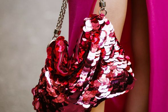 Blještava torbica sjajan je poklon za prijateljicu koja voli šljokice